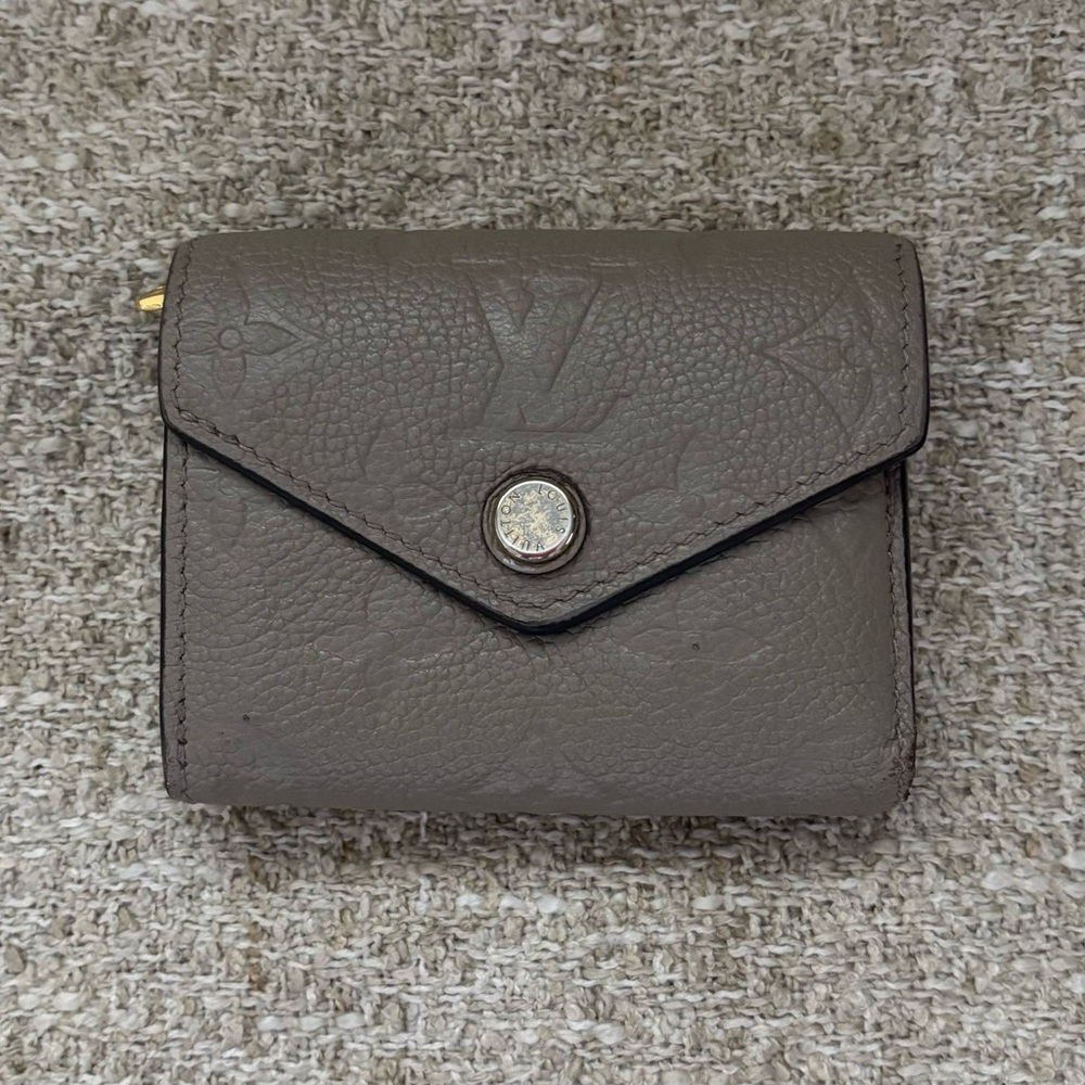 Louis Vuitton Monogram Empreinte
Zoe Mini Trifold Wallet